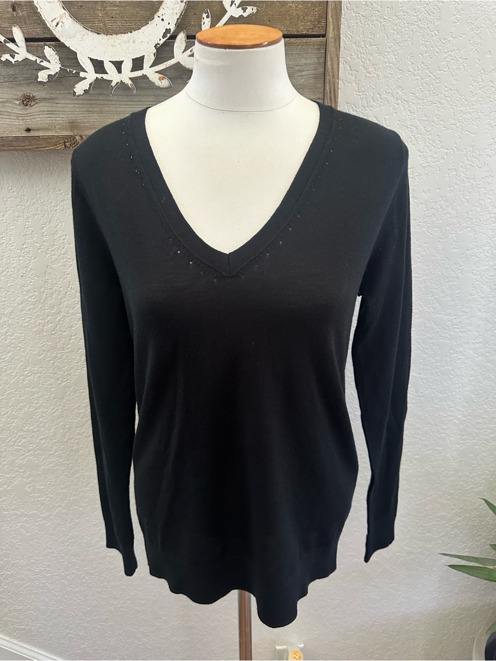 Banana Republic black 100% merino wool v-neck sweater ladies S NWT